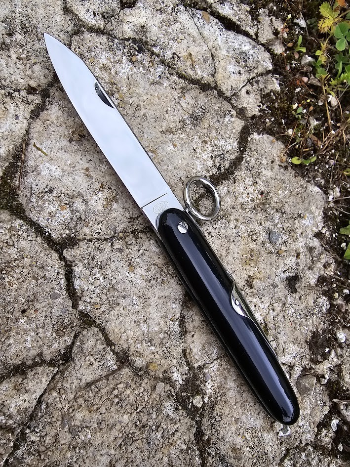 Couteau navette 10 cm en corne de buflle, avec anneau